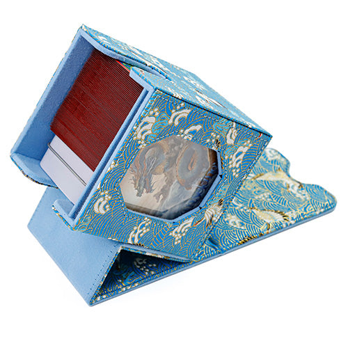 SANSEKING - BROCADE DECK BOX (130+ CARDS) - CRANE DANCE IN AUTUMN POOL - Immagine 4