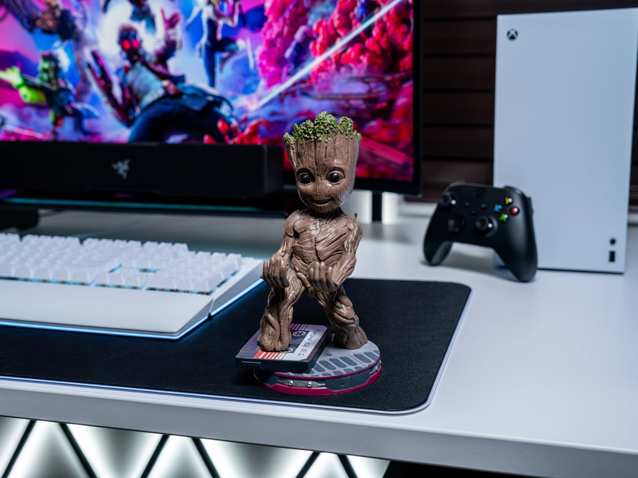 MARVEL: I AM GROOT - CABLE GUYS FIGURE - CHARGING HOLDER - SMILEY TODDLER GROOT 20CM - Immagine 3