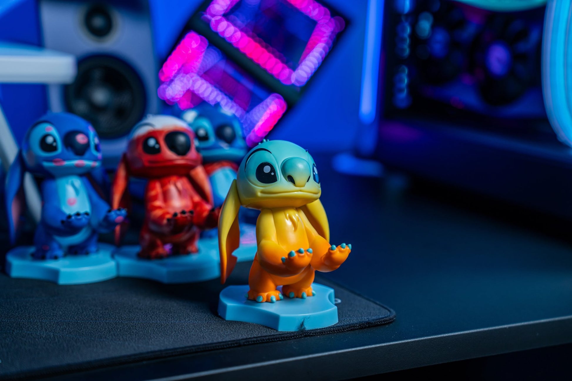 DISNEY - HOLDEM - CHARGING HOLDEM - SUNSET STITCH 11CM - Immagine 2