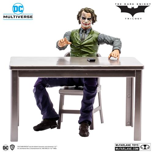 15399 - DC COMICS - BATMAN: THE DARK KNIGHT - GOLD LABEL - THE JOKER (JAIL CELL VARIANT) - ACTION FIGURE 18CM