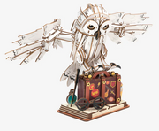 HARRY POTTER - MAGIC COLLECTIBLES - HEDWIG - WOODEN SCENE